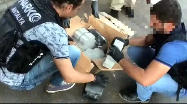 Kargo şirketinde paketleri açan polis gözlerine inanamadı Kargo şirketinde paketleri açan polis gözlerine inanamadı