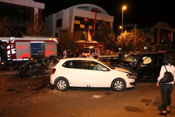 Karşı şeride geçen otomobil, cip ile çarpıştı: 2 ölü, 6 yaralı Karşı şeride geçen otomobil, cip ile çarpıştı: 2 ölü, 6 yaralı