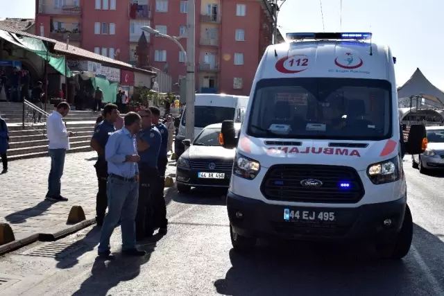 Malatya'da bıçaklı kavga: 3 yaralı