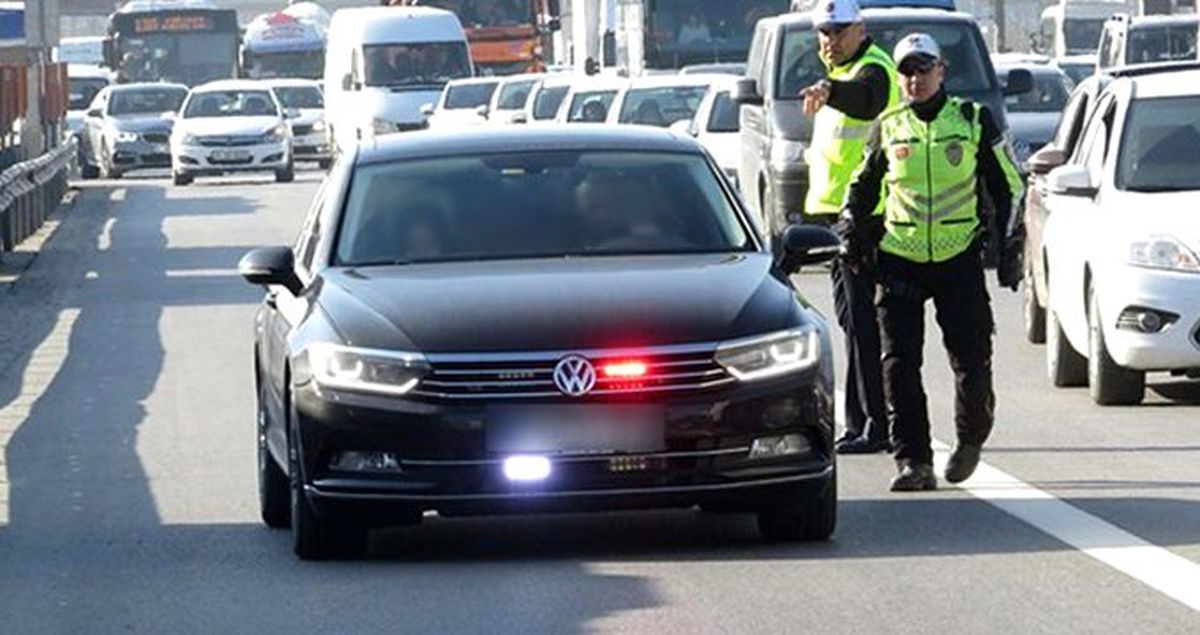 Kamu ve mahalli idarelerde yöneticilerin çakar lambalı araç kullanması yasaklandı