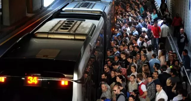 Metrobüs durağı asansöründe yangın çıktı! Ekipler seferber oldu Metrobüs durağı asansöründe yangın çıktı! Ekipler seferber oldu