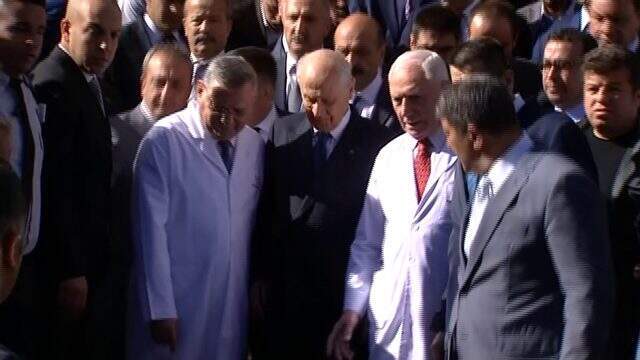 Son Dakika: MHP Lideri Devlet Bahçeli, hastaneden alkışlarla taburcu oldu