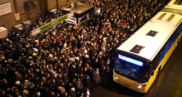 Metrobüs durağı asansöründe yangın çıktı! Ekipler seferber oldu Metrobüs durağı asansöründe yangın çıktı! Ekipler seferber oldu