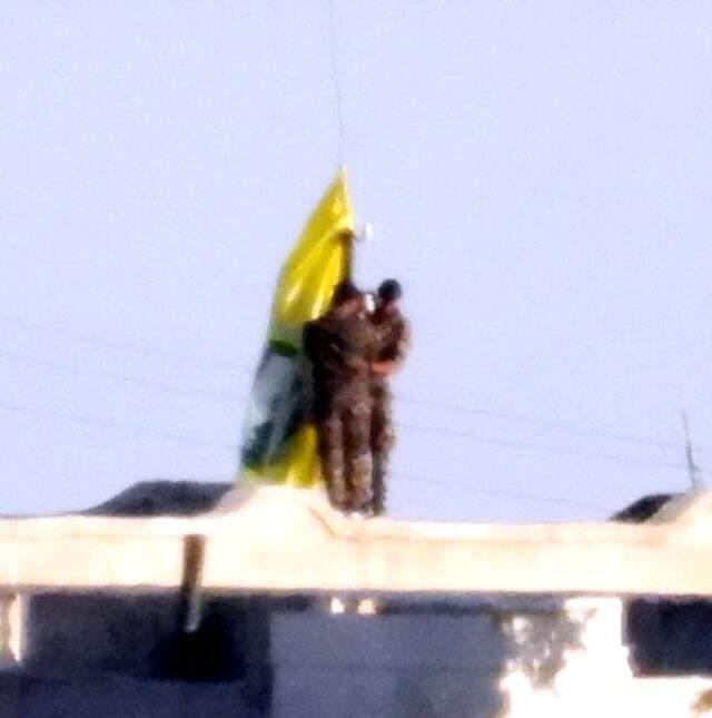 Türkiye'nin güvenli bölge adımı sonrası PKK/YPG'nin sınırda bayrak oyunu