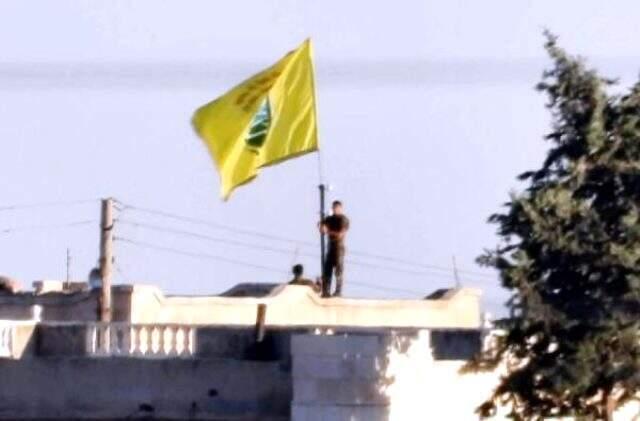 Türkiye'nin güvenli bölge adımı sonrası PKK/YPG'nin sınırda bayrak oyunu