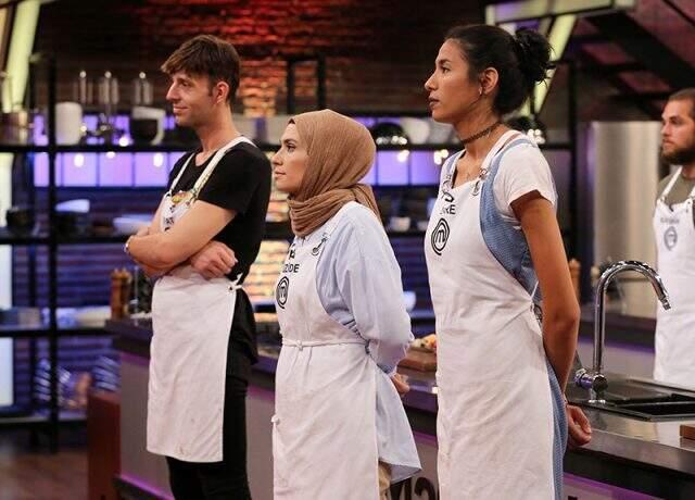 Yapılan hamburgeri beğenmeyen MasterChef jüri üyeleri, bir ilke imza atarak iki takımı da ödül vermedi