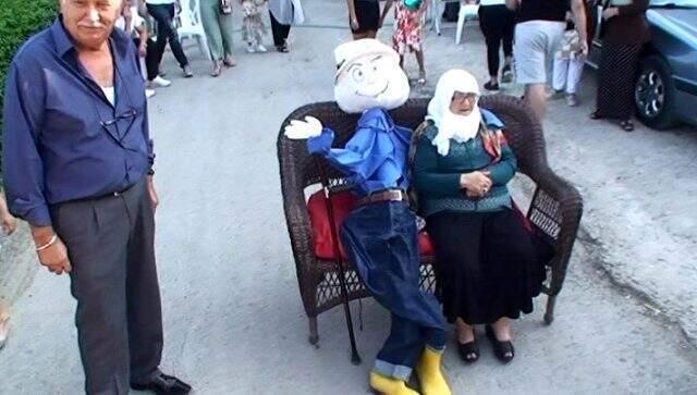 Yaşlı kadın, ölen eşinin kuklasıyla düğün konvoyunun önünü kesti