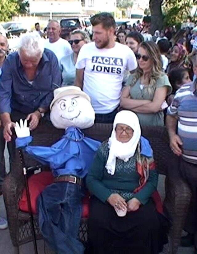 Yaşlı kadın, ölen eşinin kuklasıyla düğün konvoyunun önünü kesti