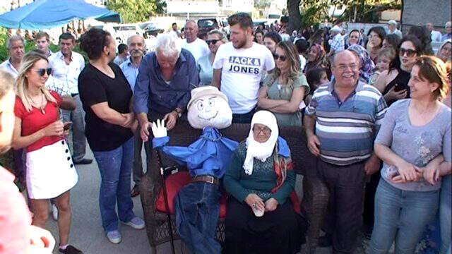 Yaşlı kadın, ölen eşinin kuklasıyla düğün konvoyunun önünü kesti