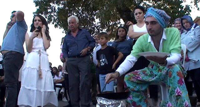 Yaşlı kadın, ölen eşinin kuklasıyla düğün konvoyunun önünü kesti