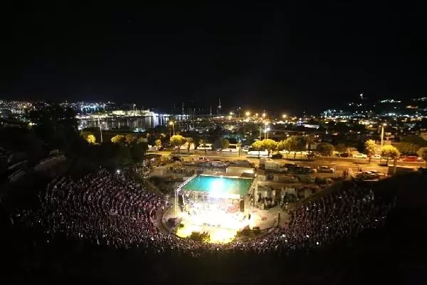 Zeki müren'i anma konserine yoğun ilgi