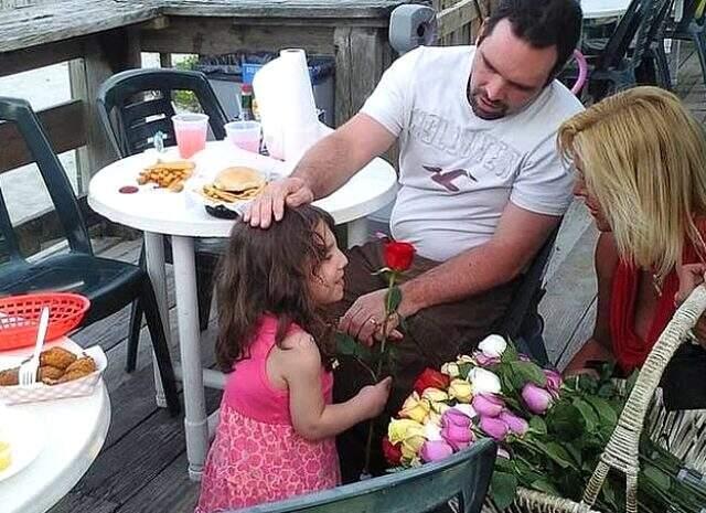 6 yaşında diye evlat edindikleri kız çocuğu 22 yaşında cüce tek sosyopat çıktı!