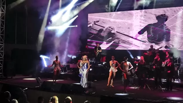 Ajda Pekkan Denizli'yi salladı
