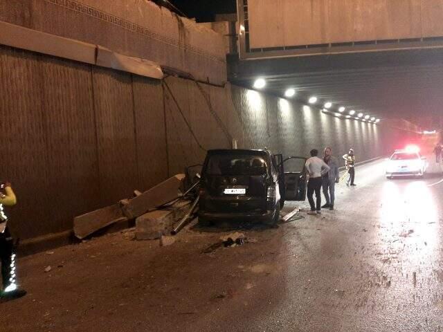 Ankara'da hızını alamayan minibüs alt geçide uçtu, 3 kişi yaralandı