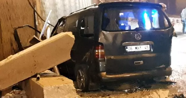 Ankara'da hızını alamayan minibüs alt geçide uçtu, 3 kişi yaralandı