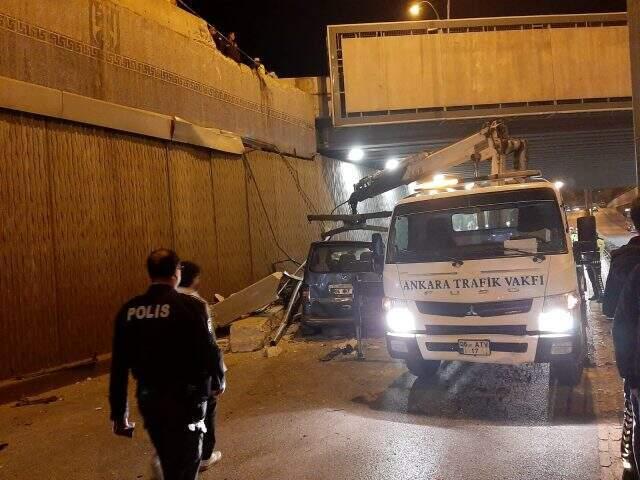 Ankara'da hızını alamayan minibüs alt geçide uçtu, 3 kişi yaralandı