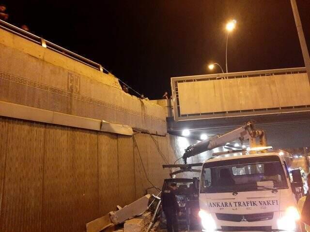 Ankara'da hızını alamayan minibüs alt geçide uçtu, 3 kişi yaralandı