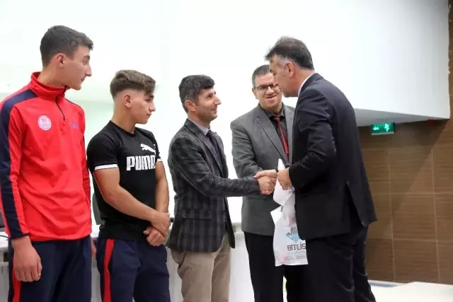 Başarılı sporcular altınla ödüllendirildi