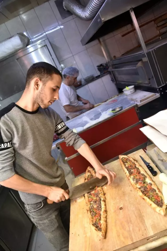 Bu pideyi yemek için kilometrelerce yol geliyorlar Bu pideyi yemek için kilometrelerce yol geliyorlar