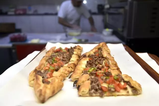 Bu pideyi yemek için kilometrelerce yol geliyorlar Bu pideyi yemek için kilometrelerce yol geliyorlar