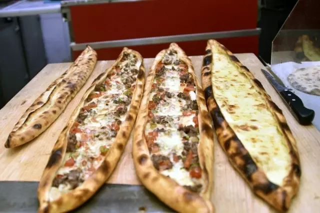 Bu pideyi yemek için kilometrelerce yol geliyorlar Bu pideyi yemek için kilometrelerce yol geliyorlar