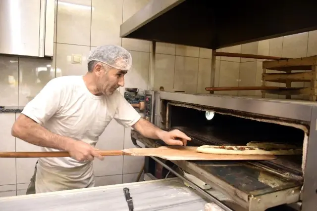 Bu pideyi yemek için kilometrelerce yol geliyorlar Bu pideyi yemek için kilometrelerce yol geliyorlar