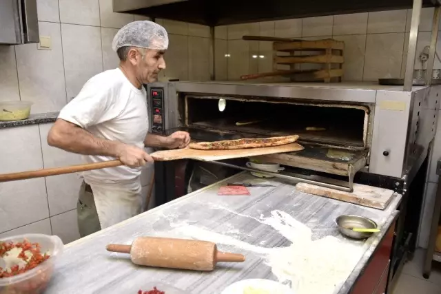 Bu pideyi yemek için kilometrelerce yol geliyorlar Bu pideyi yemek için kilometrelerce yol geliyorlar
