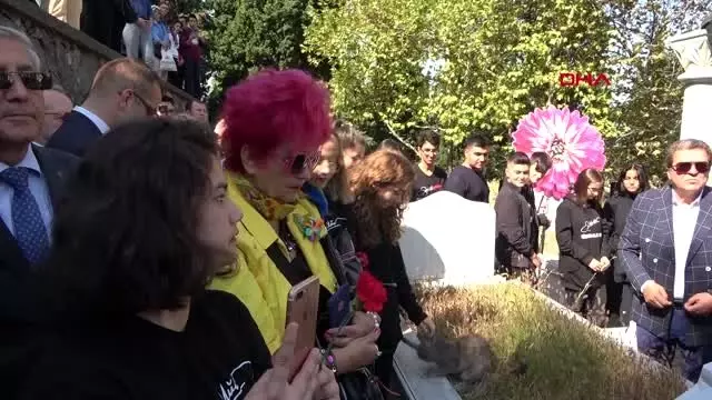 Bursa zeki müren, mezarı başında anıldı Bursa zeki müren, mezarı başında anıldı