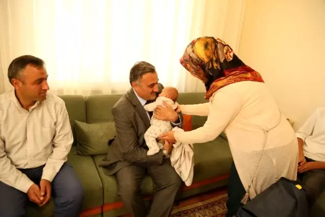 Cabbar Başkan'dan İki Bininci Bebeğe 'Hoşgeldin Bebek' Hediyesi Cabbar Başkan'dan İki Bininci Bebeğe 'Hoşgeldin Bebek' Hediyesi