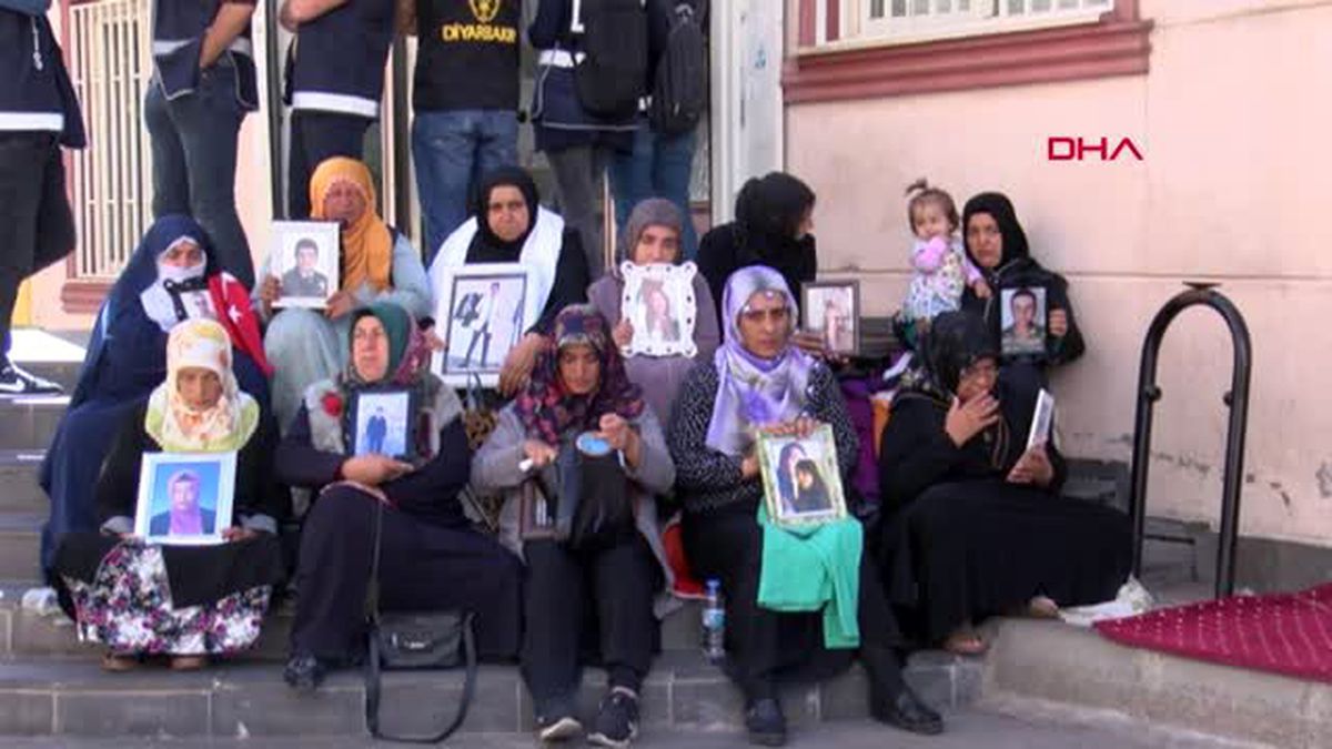 Diyarbakır'da eylem yapan aile, oğlunun ölüm haberini HDP binası önünde aldı