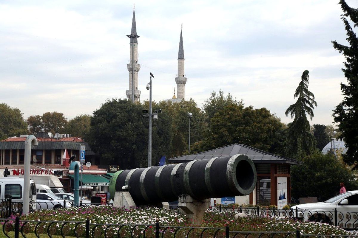 Eyüpsultan Meydanı'nda bulunan 'Şahi' topuna büyük ilgi
