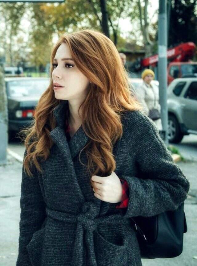 Güzel oyuncu Elçin Sangu, tertemiz projeyle sahnlelere dönüş yapıyor