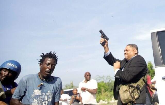 Haiti'de bir milletvekili, kendisini protesto eden vatandaşlara kurşun sıktı
