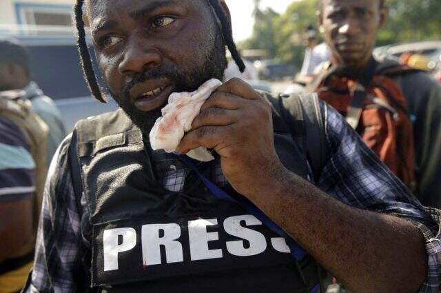 Haiti'de bir milletvekili, kendisini protesto eden vatandaşlara kurşun sıktı