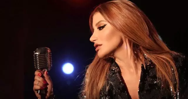 İrem Derici, köpükler içinde verdiği küvet pozuyla yasamsal medyaya damga vurdu