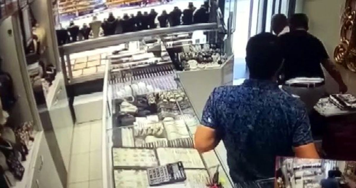 İstanbul'daki deprem anı kamerada!