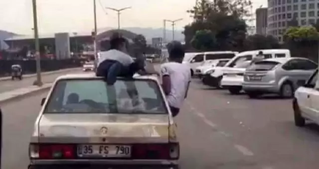 İzmir'de tek kişi seyretme halindeki otomobilin üzerinde yolculuk etti