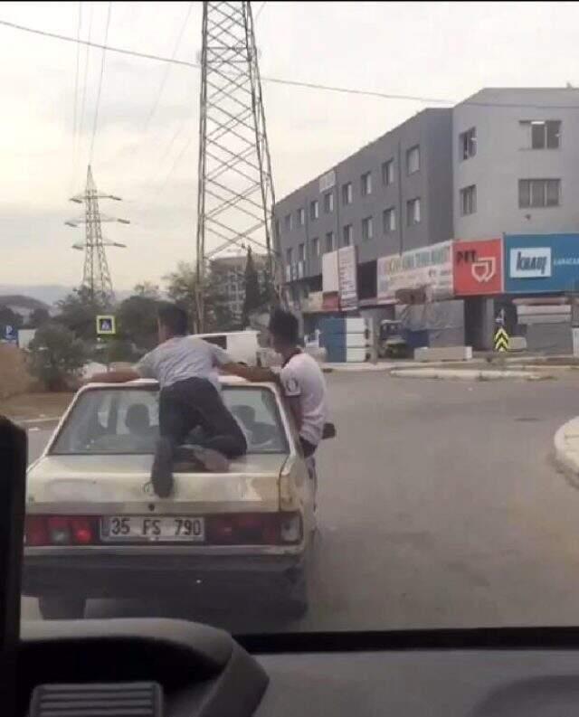 İzmir'de tek kişi seyretme halindeki otomobilin üzerinde yolculuk etti