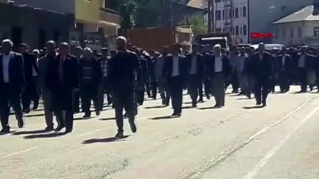 Kars kaza kurbanı baba ve 3 oğlu toprağa verildi Kars kaza kurbanı baba ve 3 oğlu toprağa verildi