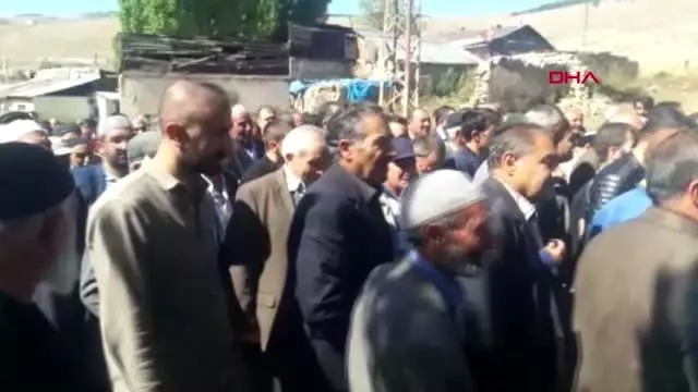 Kars kaza kurbanı baba ve 3 oğlu toprağa verildi Kars kaza kurbanı baba ve 3 oğlu toprağa verildi