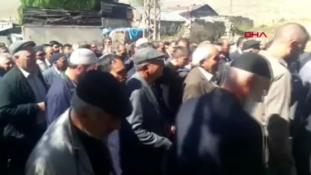 Kars kaza kurbanı baba ve 3 oğlu toprağa verildi Kars kaza kurbanı baba ve 3 oğlu toprağa verildi