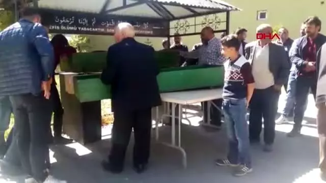 Kars kaza kurbanı baba ve 3 oğlu toprağa verildi Kars kaza kurbanı baba ve 3 oğlu toprağa verildi