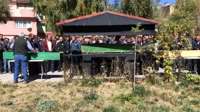 Küçük Umut babasıyla aynı mezara defnedildi Küçük Umut babasıyla aynı mezara defnedildi