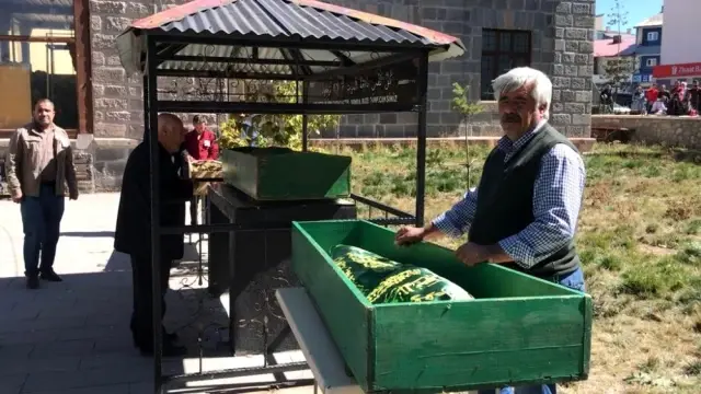 Küçük Umut babasıyla aynı mezara defnedildi Küçük Umut babasıyla aynı mezara defnedildi