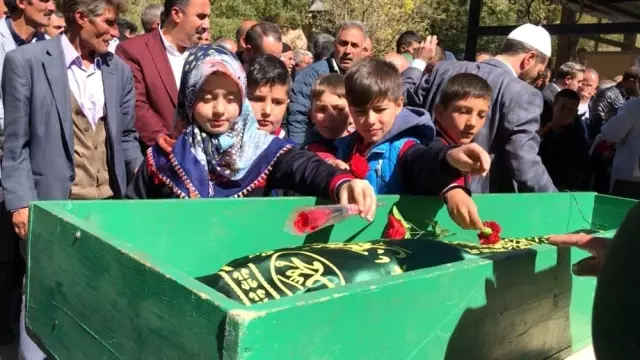 Küçük Umut babasıyla aynı mezara defnedildi Küçük Umut babasıyla aynı mezara defnedildi
