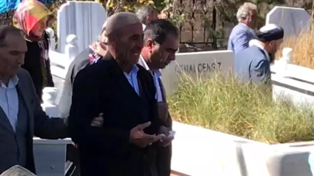 Küçük Umut babasıyla aynı mezara defnedildi Küçük Umut babasıyla aynı mezara defnedildi