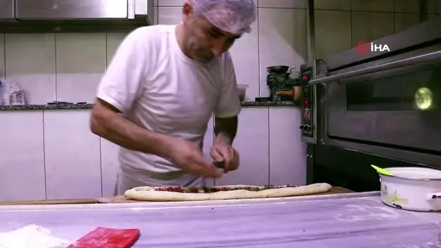 Kürtün Pidesi lezzeti ve inceliğiyle büyük beğeni topluyor Kürtün Pidesi lezzeti ve inceliğiyle büyük beğeni topluyor