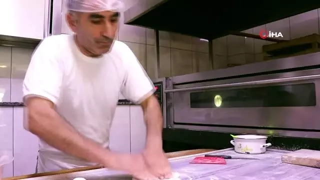 Kürtün Pidesi lezzeti ve inceliğiyle büyük beğeni topluyor Kürtün Pidesi lezzeti ve inceliğiyle büyük beğeni topluyor