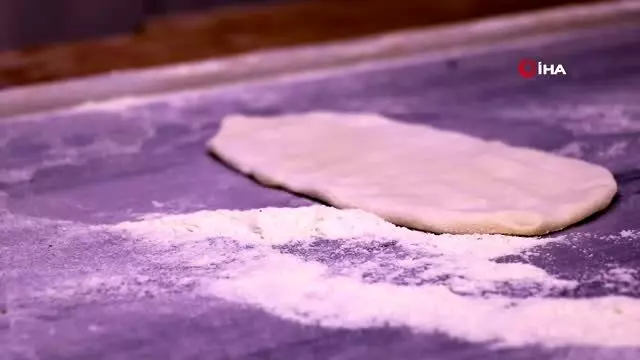 Kürtün Pidesi lezzeti ve inceliğiyle büyük beğeni topluyor Kürtün Pidesi lezzeti ve inceliğiyle büyük beğeni topluyor