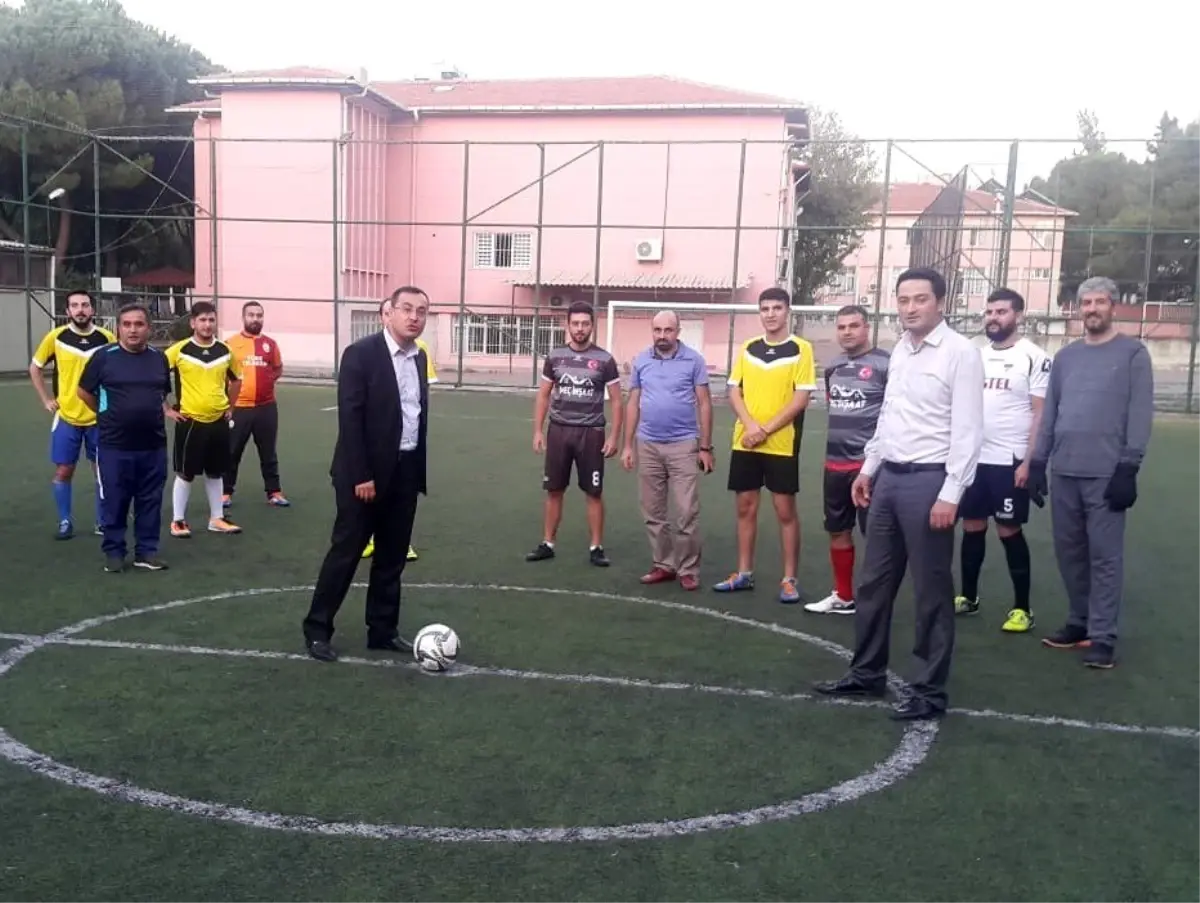 Kurumlar arası futbol turnuvası baklava jestiyle başladı
